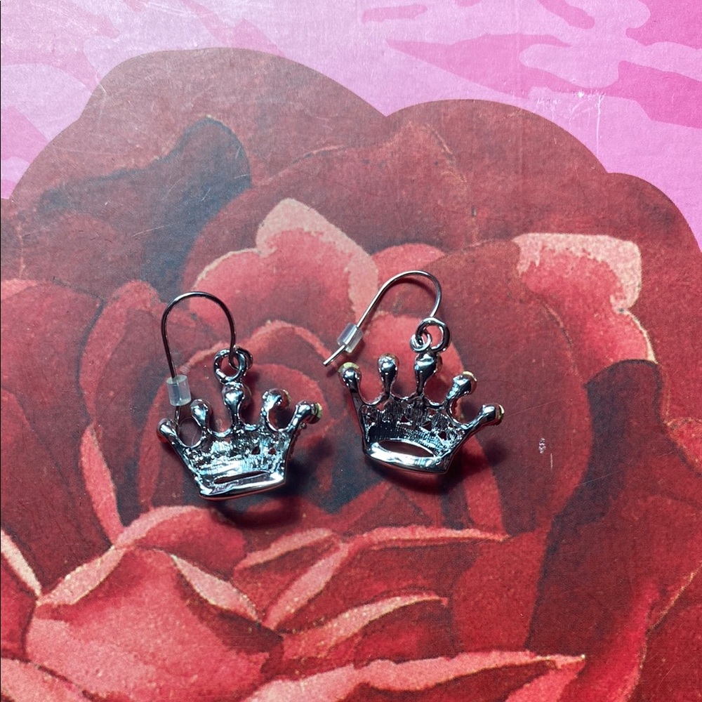 Elegant Silver-tone Crown Earrings! NEW. - Picture 2 of 5